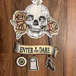 ✨Reduced NWT- Hanging skull, sparkly roses " Enter if you Dare" tomb, bat